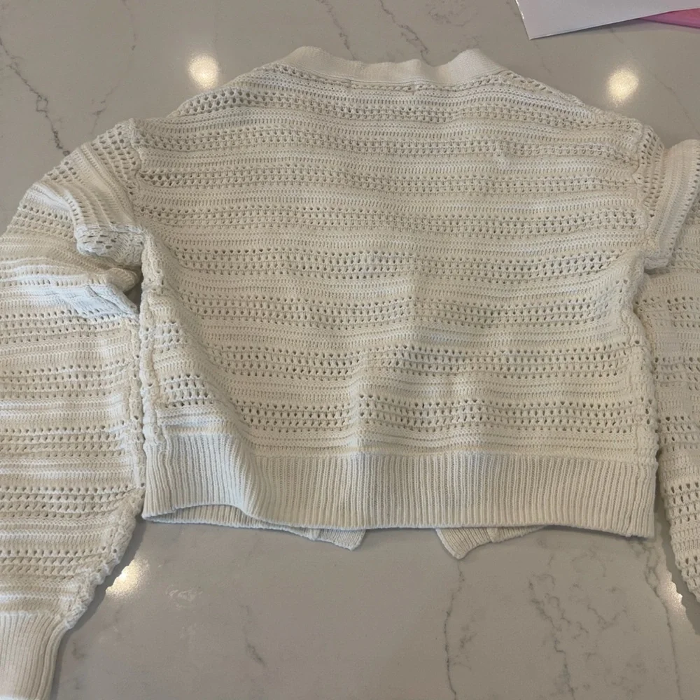 NWOT H&M Cream Cropped Sweater with V-Neck and Long Sleeves